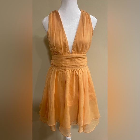 Abercrombie & Fitch Dresses & Skirts - Abercrombie&Fitch light orange flowy dress​​​​